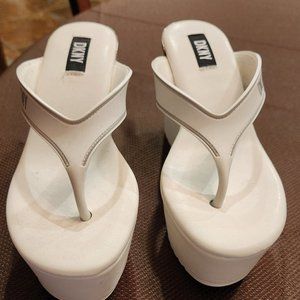 DKNY Womens White 2" Platform Trina Round Toe Wedge Slip On Thong Sandals 6M NWT